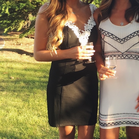 Little black dress with white embroidery - Picture 5 of 5